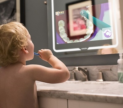 Spazzolino intelligente nel nostro specchio da bagno intelligente
